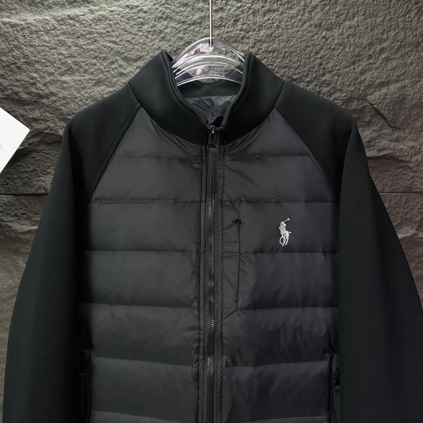 P570 Ralph Lauren 2025 new classic embroidered logo space cotton splicing couple style stand collar down jacket 🔥High version🔥High version🔥 90 white duck down The fabric is made of polyester fiber composite waterproof fabric Double-layer lining The same style as Internet celebrity stars High version High quality😘😘 The fabric is waterproof, wear-resistant, breathable, waterproof, windproof, warm, very comfortable to the touch, fashionable and individual A super versatile and good-looking down jacket. It is very suitable for both men and women. It is a must-have for everyone. Packaging, tag, collar label, washed wheat, complete 👍 Color: Black Size: L-5XL